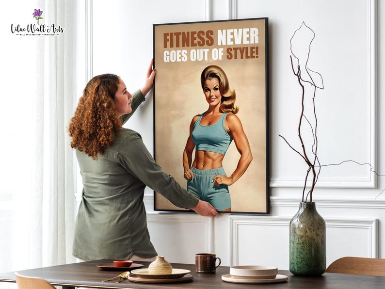 Op de afbeelding: Een poster in vintage stijl met een vrouw in een blauwe fitness outfit. De poster heeft de tekst "Fitness Never Goes Out of Style!" in bruine letters.