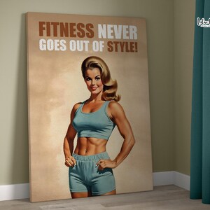 Op de afbeelding: Een vintage-stijl motiverende poster met een vrouw in een blauwe trainingsoutfit. De tekst op de poster luidt "Fitness Never Goes Out of Style!"