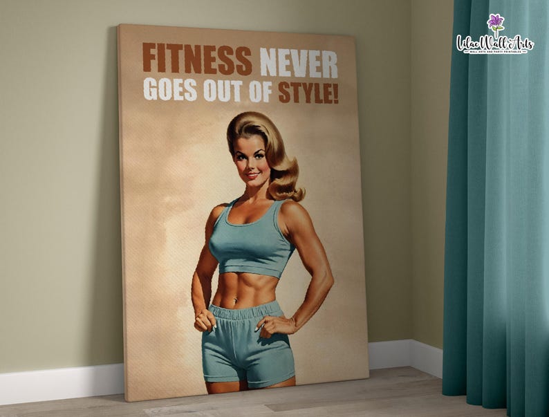 Op de afbeelding: Een vintage-stijl motiverende poster met een vrouw in een blauwe trainingsoutfit. De tekst op de poster luidt "Fitness Never Goes Out of Style!"