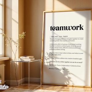 Puede incluir: Un cuadro decorativo rectangular vertical con un marco dorado fino que presenta una definición estilo diccionario de la palabra teamwork. El texto incluye la pronunciación fonética, la categoría gramatical y una descripción detallada.