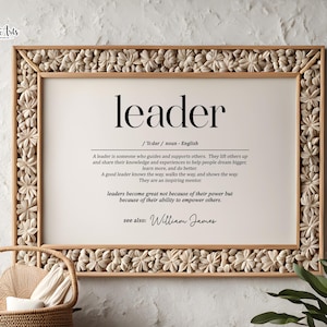 Puede incluir: Una impresión de arte de pared imprimible con un marco beige y un fondo blanco. La impresión presenta la palabra "líder" en texto negro con una definición y una cita de William James.