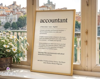 Puede incluir: Un marco dorado con la definición de "accountant" en texto negro. La definición incluye la pronunciación fonética, una descripción de la profesión y una advertencia humorística. El fondo muestra una ventana con un paisaje urbano y una maceta de margaritas.