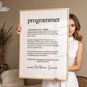 Könnte beinhalten: Ein gerahmter Druck mit der Definition von "Programmierer" in schwarzem Text auf weißem Hintergrund. Die Definition enthält die Aussprache, eine Beschreibung des Berufs und ein Zitat. Der Rahmen ist hellbraun.