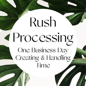 Könnte beinhalten: Weißer Kreis mit schwarzem Text auf grünem Blattwerk. Der Text lautet "Rush Processing One Business Day Creating & Handling Time".