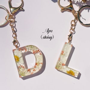 Llavero personalizado con flores reales, llaveros de resina con el mes de nacimiento de las flores, llavero con letras, llavero con flores prensadas, regalo para ella, regalo de cumpleaños