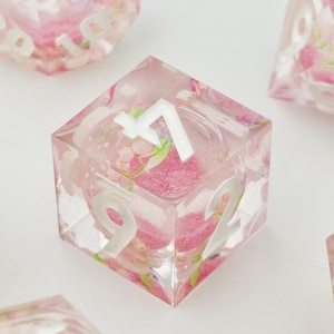 Liljekonvaljstärningsset: Blommig flytande kärna av harts D&D-tärningar