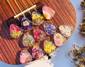 Véritables médiators avec fleur de naissance, médiator personnalisé en résine florale, accessoires de guitare, accessoires de musique, cadeau d'anniversaire, cadeau pour elle