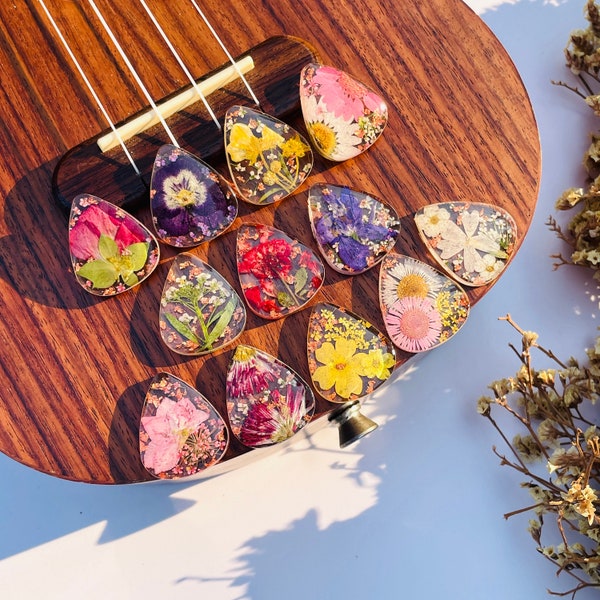 Real Birth Flower Guitar Picks, Custom Floral Resin Guitar Pick, Guitar Accessories, Music Accessories, Birthday Gift, Gift for her