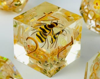 Bee and Flower Liquid Core Resin Dice,  Nature-Inspired Dice SetDice For D&D Gifts, Table Role Playing Games Dice Set, Dice Gift