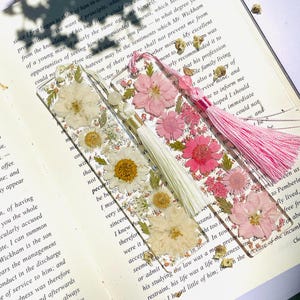 Custom Pressed Flower Bookmark: Handmade Resin Book Accessory
