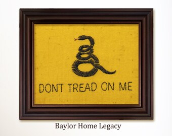 Lienzo enmarcado con la bandera "Don't Tread On Me" bordado a punto de aguja, decoración patriótica para pared, bordado de la bandera de Gadsden, impresión tradicional de bandera en punto de aguja.