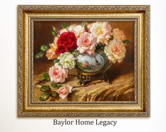 Puede incluir: Pintura enmarcada de un bodegón floral, con un jarrón lleno de rosas rojas, rosas y amarillas. El jarrón descansa sobre una tela dorada, y el marco tiene un acabado dorado ornamentado. El texto "Baylor Home Legacy" está en la parte inferior.