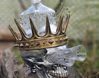 Crowned Skull Decanter Holder – Gothic Bar Decor for Halloween & Beyond