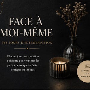 Puede incluir: Un gráfico negro con el texto FACE À MOI-MÊME 365 JOURS D'INTROSPECTION, una vela pequeña en un portavelas de vidrio estriado, un jarrón de vidrio con flores secas y una insignia circular beige con un icono de sobre y texto.