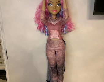 Muñeca Aubrey Posable de 28" de tamaño natural de Descendientes de Disney