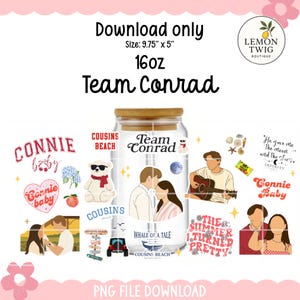 Puede incluir: Un tarro de vidrio transparente con tapa de madera, etiquetado "Team Conrad" y decorado con pegatinas. El tarro mide 24.77 cm x 12.7 cm y contiene 473 ml. Las pegatinas incluyen ilustraciones y texto como "Connie baby" y "Cousins Beach".