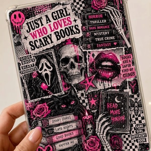 Peut inclure: Une coque de tablette transparente avec un imprimé graphique noir, blanc et rose. Le motif comprend un crâne, un chat noir, des roses, un masque de fantôme et le texte Just a Girl Who Loves Scary Books, Read More Horror et d'autres phrases.