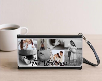 Puede incluir: Cartera en blanco y negro con un collage de fotos familiares. La cartera tiene una correa negra y el nombre "The Williams" está impreso en la parte delantera. La cartera está sobre una superficie de madera clara.