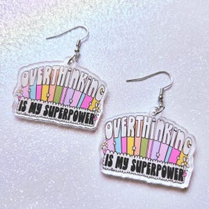 Pensar demasiado es mi superpoder PENDIENTES: lindas y divertidas joyas de acrílico, aretes de arcoíris
