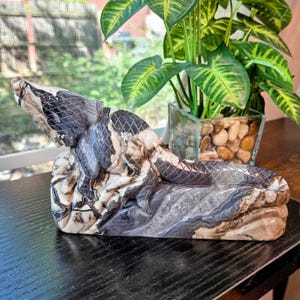 Volcano Agate Carved Lizard Statue: UV Reactive Crystal Decor