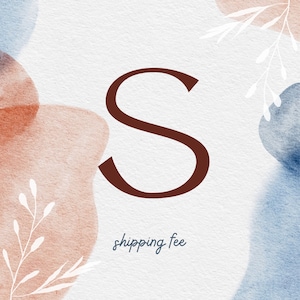 Può includere: Un'illustrazione ad acquerello della lettera "S" in marrone con il testo "shipping fee" sotto. Lo sfondo è beige chiaro con forme astratte ad acquerello in tonalità di blu e rosa.