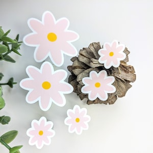 Lot de 6 stickers marguerites en vinyle de différentes tailles | Stickers pour ordinateur portable | Jeu de mini-autocollants floraux 2,0 po. 1,5 po., 1,0 po. et 0,75 po.