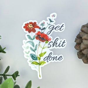 Get Shit Done - Autocollant en vinyle imperméable motivant avec des fleurs rouges à l'aquarelle | Sticker pour ordinateur portable drôle adulte | Cadeau pour meilleur ami