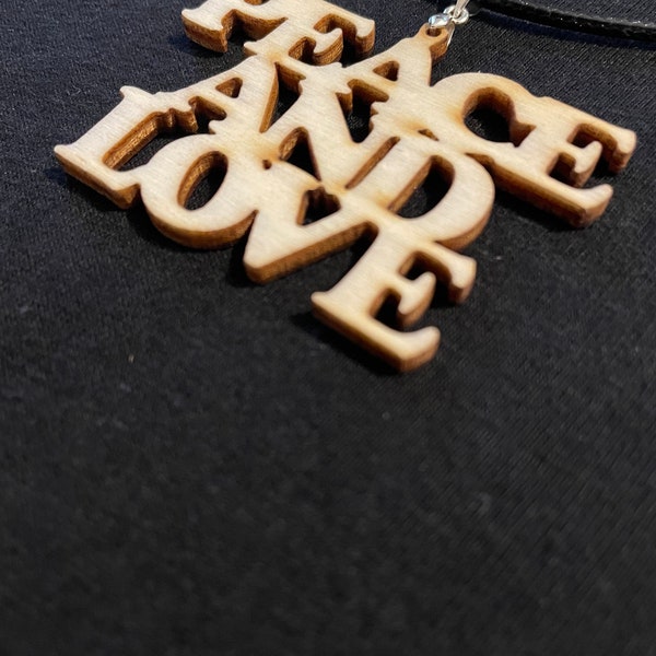 Collier Peace and Love en bois de peuplier