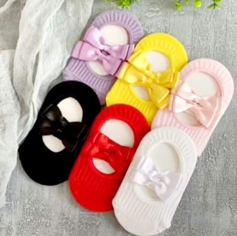 K&ouml;nnte beinhalten: Sechs Paar F&uuml;&szlig;linge in Schwarz, Rot, Wei&szlig;, Gelb, Rosa und Lavendel. Jede Socke hat eine Satinschleife. Diese Socken sind f&uuml;r Komfort konzipiert und f&uuml;r den t&auml;glichen Gebrauch geeignet. Die Socken sind f&uuml;r verschiedene Fu&szlig;gr&ouml;&szlig;en geeignet.