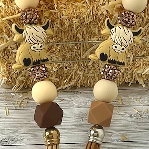Highland Cow Key Chain, Silicone Bead Key Chain Charm, Backpack Tag, Tassel Keychain, Purse Charm, Galentine Gift for Cow Lover, Cute Cow