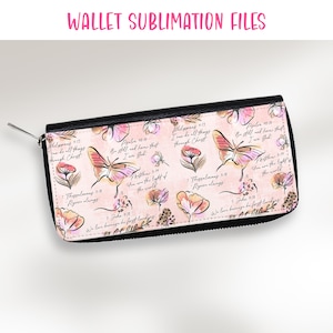 Puede incluir: Una cartera rosa y blanca con una cremallera negra y un estampado floral con mariposas y versículos bíblicos. Los versículos incluyen Filipenses 4:13, Salmo 46:10, Mateo 5:14, 1 Tesalonicenses 5:18 y 1 Juan 4:19.