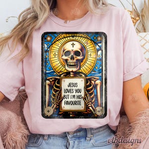 Jesús me ama, diseños PNG divertidos, PNG sarcásticos, PNG de cartas del tarot para camisetas, diseños de sublimación para camisetas, PNG sarcásticos, PNG atrevidos
