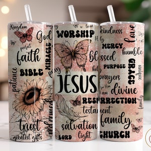 Puede incluir: Un vaso rosa y blanco con un dise&ntilde;o de mariposas, girasoles y palabras relacionadas con la fe y la religi&oacute;n. Las palabras incluyen "Jes&uacute;s", "fe", "gracia", "amor", "adoraci&oacute;n", "biblia", "iglesia", "familia", "salvaci&oacute;n", "divino", "resurrecci&oacute;n", "misericordia", "bendecido", "prop&oacute;sito", "oraciones", "reino", "paciencia", "confianza", "mayores regalos", "santo", "milagro", "orar", "&uacute;nico", "humilde", "amable", "luz", "se&ntilde;or", "y "Yo soy para &Eacute;l".