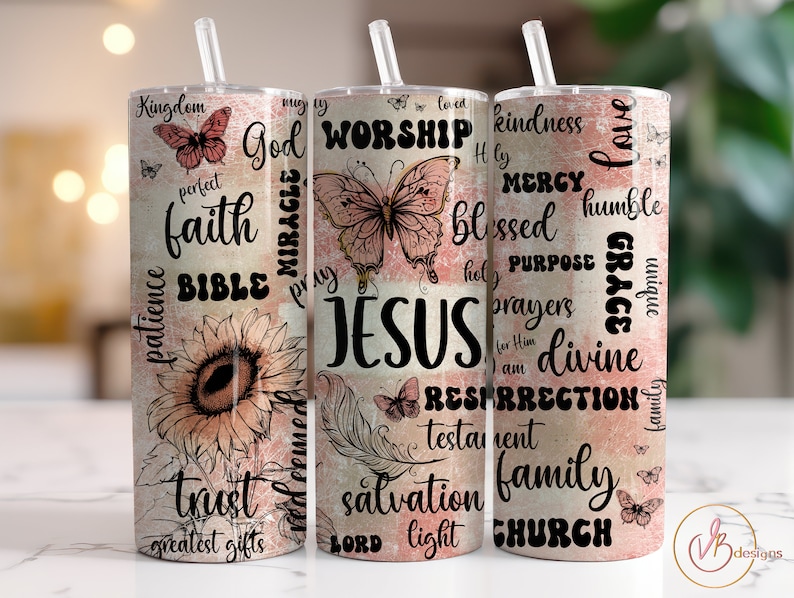 Puede incluir: Un vaso rosa y blanco con un dise&ntilde;o de mariposas, girasoles y palabras relacionadas con la fe y la religi&oacute;n. Las palabras incluyen "Jes&uacute;s", "fe", "gracia", "amor", "adoraci&oacute;n", "biblia", "iglesia", "familia", "salvaci&oacute;n", "divino", "resurrecci&oacute;n", "misericordia", "bendecido", "prop&oacute;sito", "oraciones", "reino", "paciencia", "confianza", "mayores regalos", "santo", "milagro", "orar", "&uacute;nico", "humilde", "amable", "luz", "se&ntilde;or", "y "Yo soy para &Eacute;l".