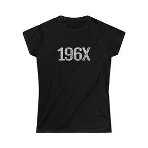 Pode incluir: T-shirt preta com o texto "196X" em letras brancas desgastadas. A palavra "GENERATION" é impressa verticalmente no lado direito do "X". A camisa tem gola redonda e mangas curtas.