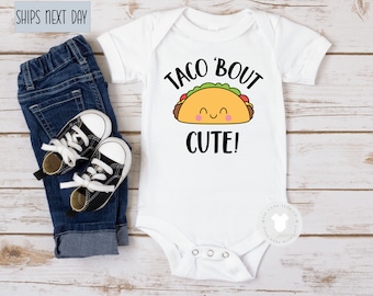 Peut inclure: Combinaison bébé blanche avec un taco de dessin animé et le texte "Taco 'Bout Cute!"