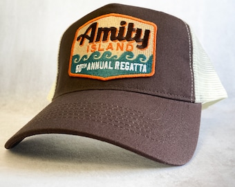 Amity Island bestickte Trucker Cap - Retro Film Fan Geschenk inspiriert von Jaws