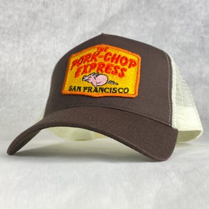 The Pork Chop Express Hut bestickt Retro Trucker Cap inspiriert von Big Trouble in Little China cooles Geschenk für den Film Film Merchandise - braun