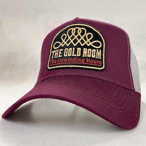 The Gold Room Trucker Hat - Bestickte Cap - Inspiriert von The Shining für Film und klassisches Horror Kino Fans Einzigartige Kopfbedeckung - weinrot