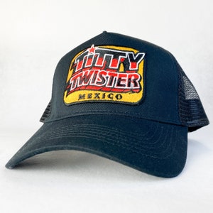 Può includere: Cappellino da camionista nero con una toppa ricamata in giallo, rosso e nero che dice "Titty Twister Mexico".
