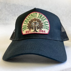 Gorra de camionero con parche bordado Chestnut Tree Cafe de 1984
