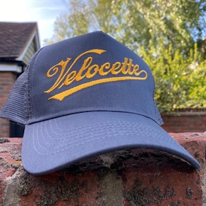 Gorra de camionero retro de motocicleta Velocette bordada.