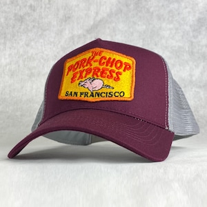 The Pork Chop Express besticktes Retro Trucker Cap inspiriert von Big Trouble in Little China cooles Geschenk für 80er Film Filmfans - Burgund