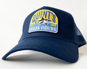 "Quin's Haifisch-Fischer-Hut: Retro bestickte Trucker-Kappe, inspiriert von ""Der weiße Hai""."