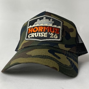 Pode incluir: Boné de caminhoneiro camuflado com costas de malha preta e aba curva. A frente apresenta um patch com as palavras "HORMUZ CRUISE '26" e uma imagem de um navio de cruzeiro em laranja, branco e preto.