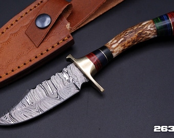 Cuchillo de caza de acero de Damasco personalizado de 8 pulgadas con mango de asta de ciervo y cubierta de cuero. La forma del clip del mango podría ser diferente a la de las imágenes.