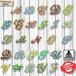 Puede incluir: Un conjunto de 26 letras del alfabeto, cada letra está decorada con flores y hojas coloridas. Las letras están cortadas de un material de 3 mm de grosor. Las letras están dispuestas en orden alfabético sobre un fondo de madera blanca.