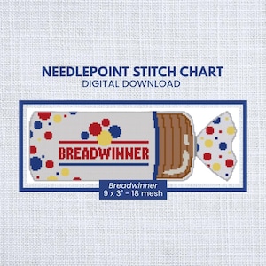 Op de afbeelding: Een digitaal needlepoint-patroon met een afbeelding van een brood in een witte verpakking, rode en blauwe tekst met BREADWINNER en rode, blauwe en gele stippen. Het patroon heeft een afmeting van 22,86 cm bij 7,62 cm.