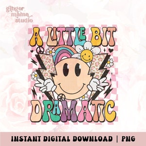 Puede incluir: Gráfico digital con el texto "A Little Bit Dramatic" en letras coloridas de estilo retro. El diseño presenta una carita sonriente, signos de paz, rayos, margaritas y un arcoíris, todo sobre un fondo a cuadros rosa y blanco.