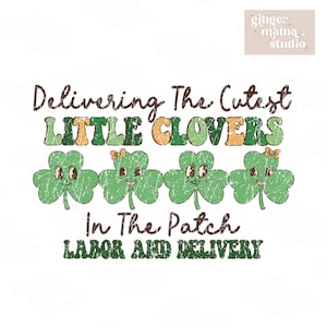 Puede incluir: Un trébol verde con una cara linda y un lazo, con el texto "Delivering The Cutest LITTLE CLOVERS In The Patch LABOR AND DELIVERY" en texto marrón.
